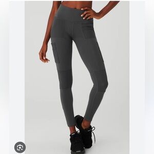 Alo Yoga High-waisted Cargo Legging, size Medium